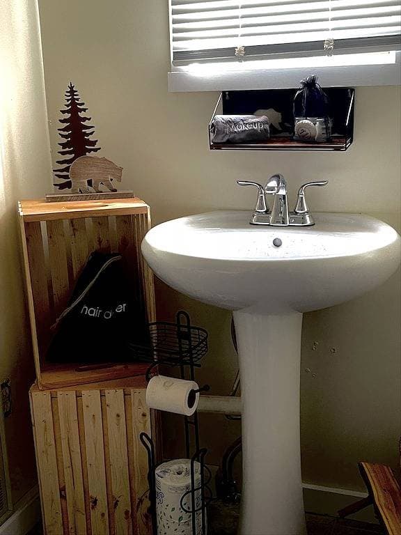 Cozy Quarters- Perfect getaway in Two Harbors- also has trailer parking! 1