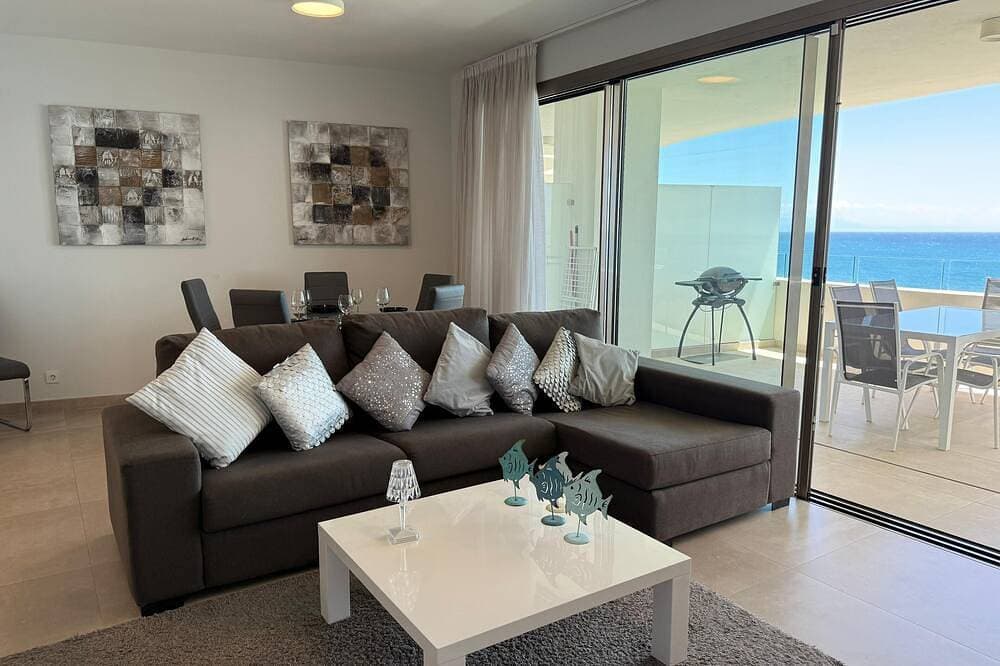 Foto 13 von 30: Wonderful sea views, super modern building with swimming pool and gym.