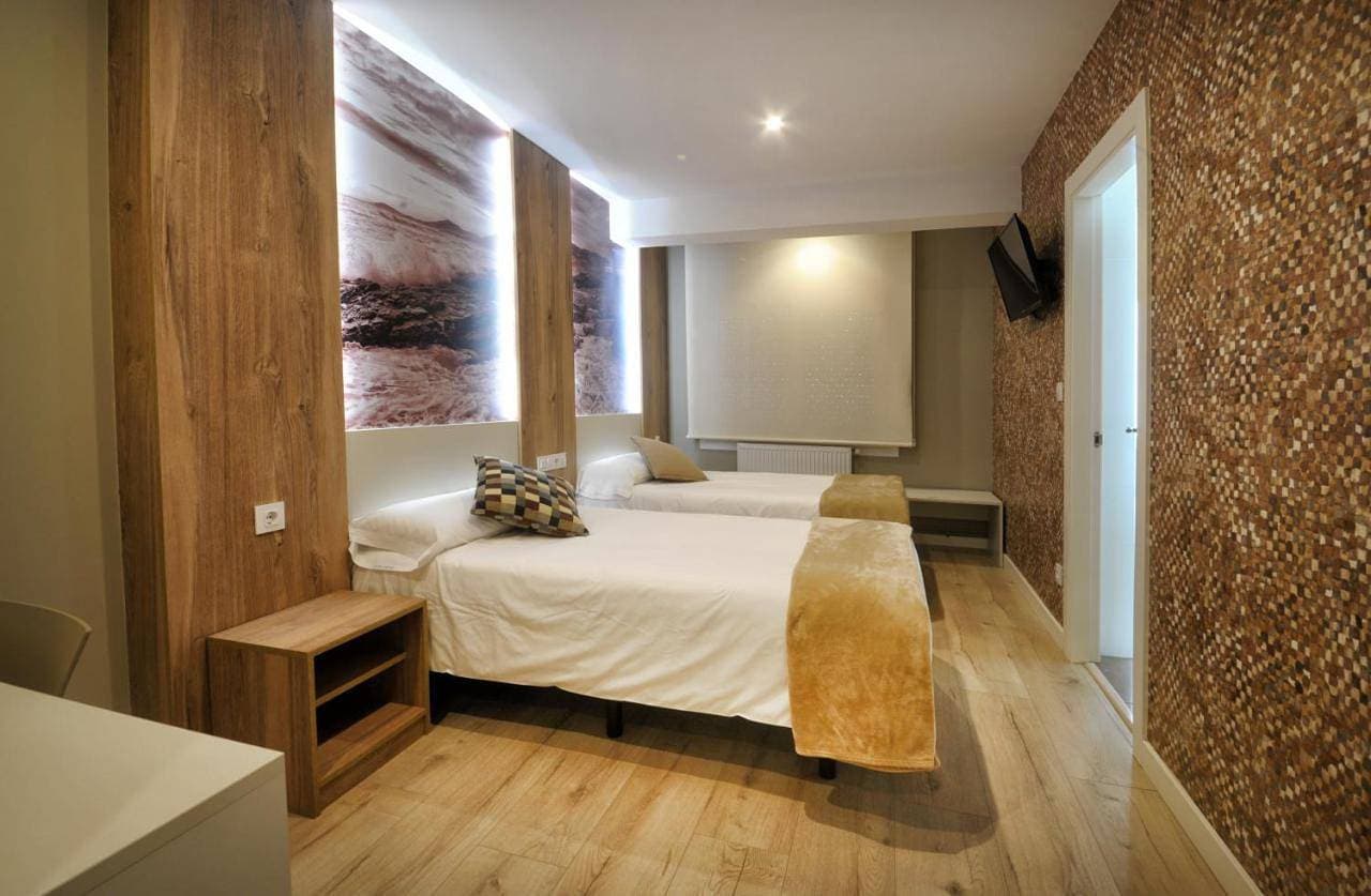 Foto 4 von 9: King Room with Roll-In Shower - Disability Access
