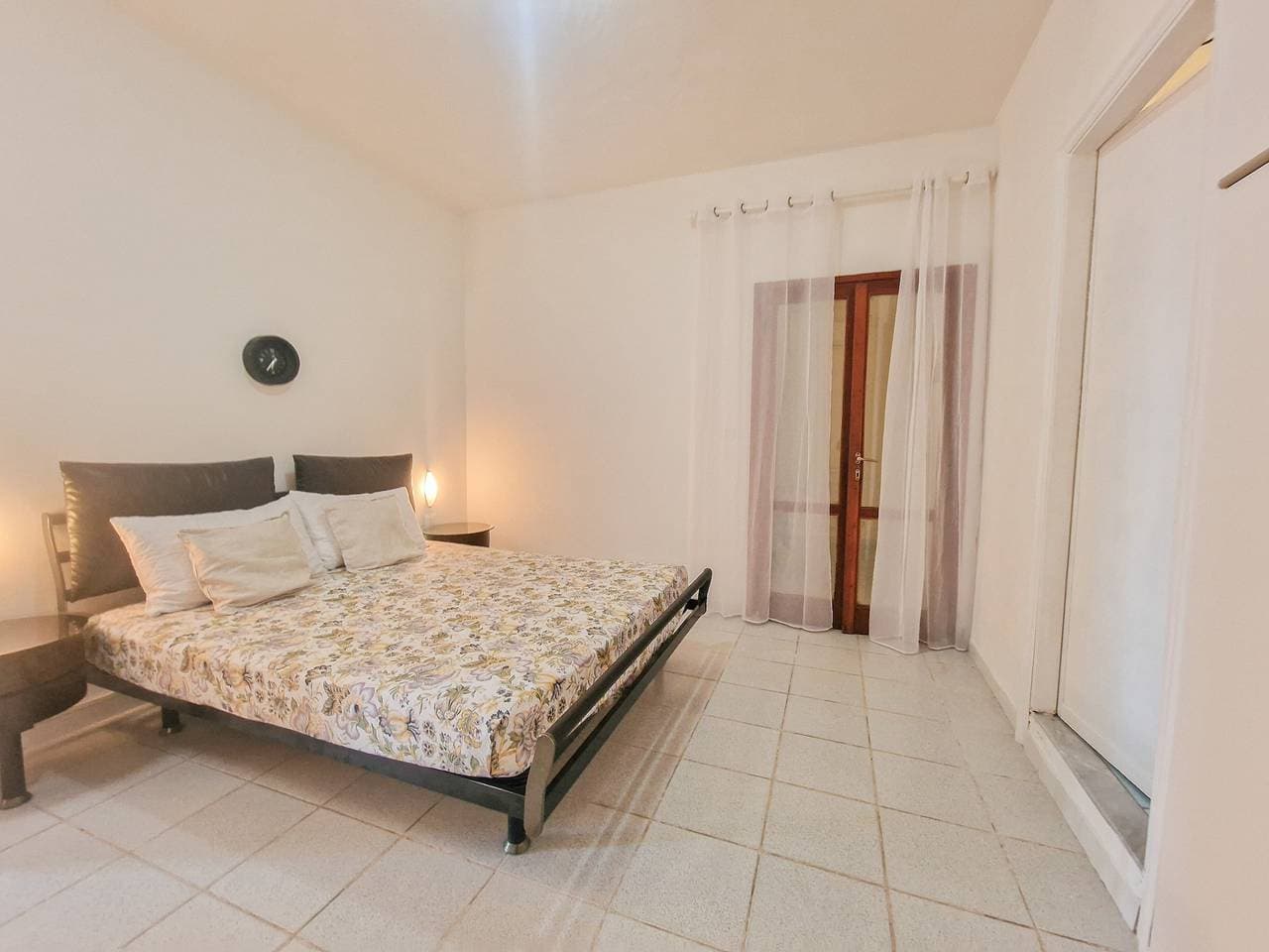 Foto 13 von 25: Ferienwohnung 'Trilocale Maestrale Beach' mit Meerblick, privater Terrasse & Klimaanlage