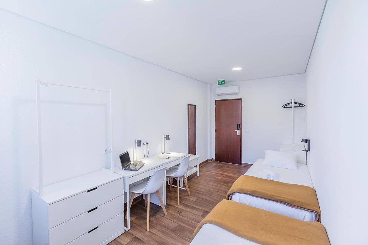 Foto 9 von 10: Twin Room with Shared Bathroom