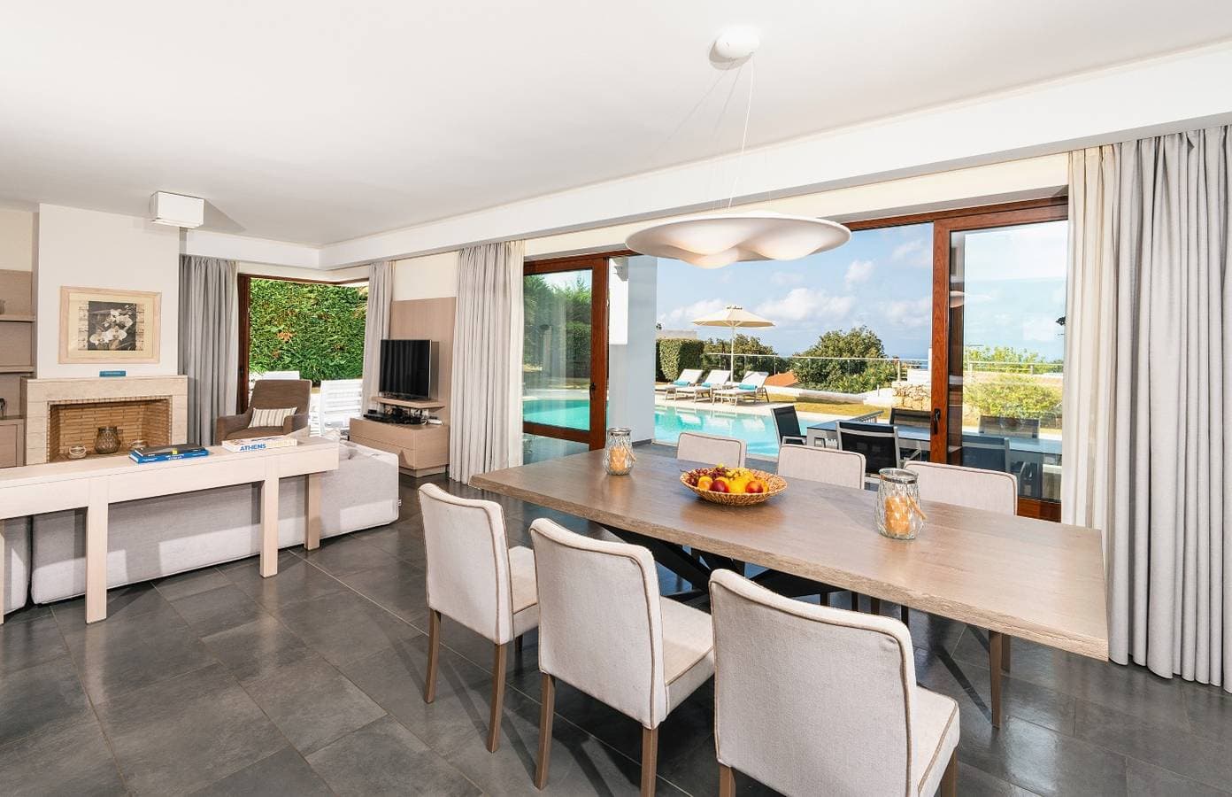 Foto 8 von 28: High-Spec Contemporary Villa with Garden, Jacuzzi and Walk-to-Tavernas Location