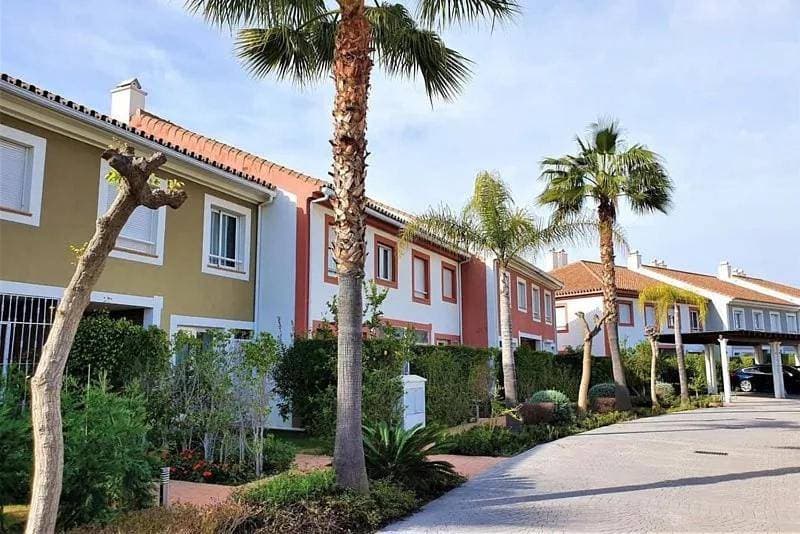 Lovely 3-bedroom townhouse with shared pool 1