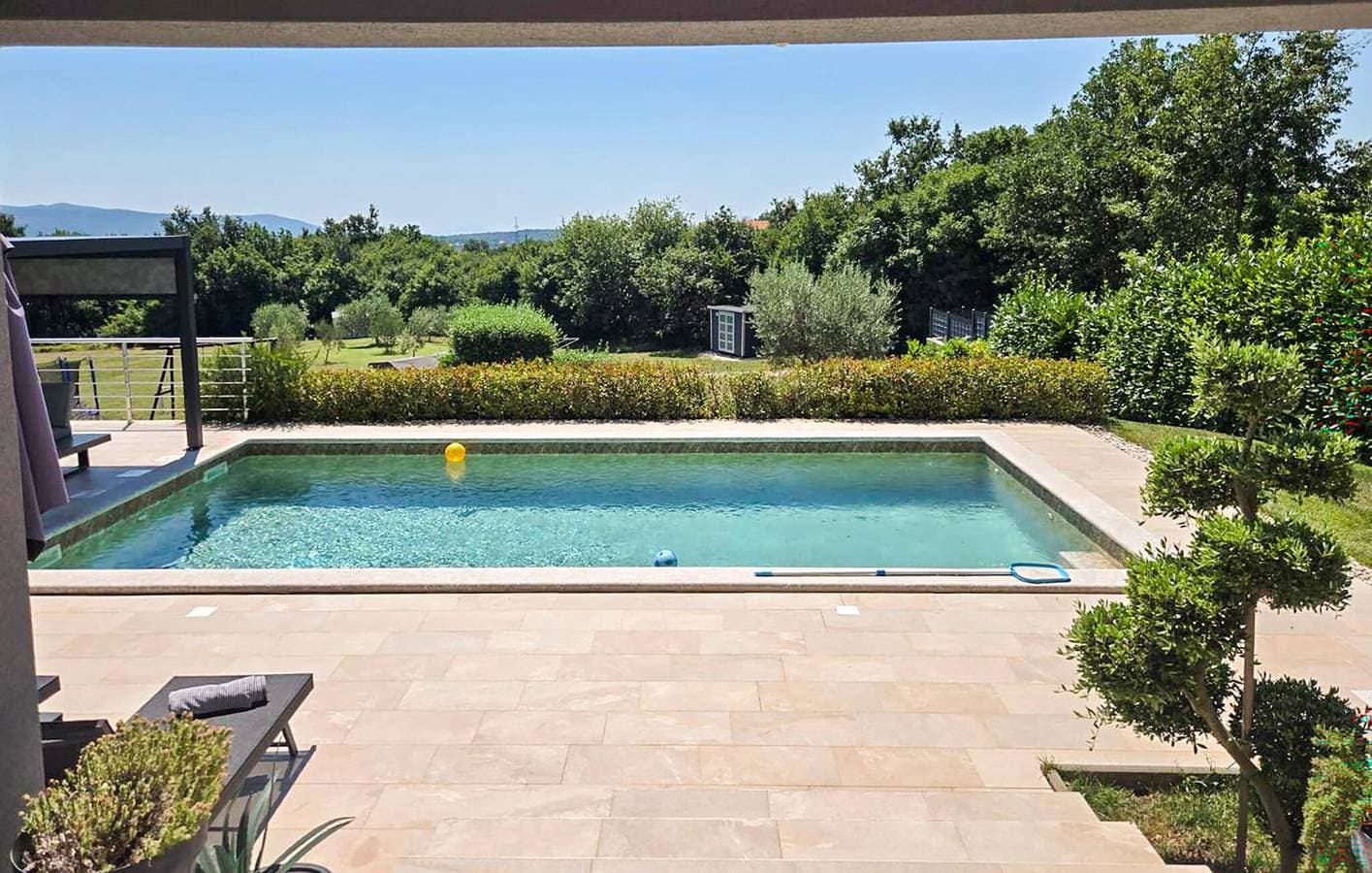 Foto 6 von 36: Gemütliche 75 m² große Ferienwohnung mit Pool, in der Nähe des Stadtzentrums und des Flusses – Melnica