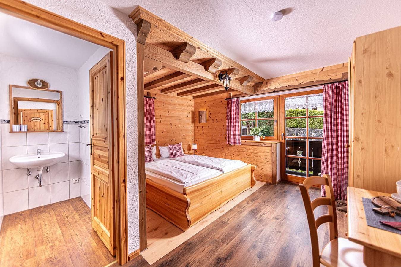 Doppelzimmer Kärlingerhaus im urigen Hüttenflair 1