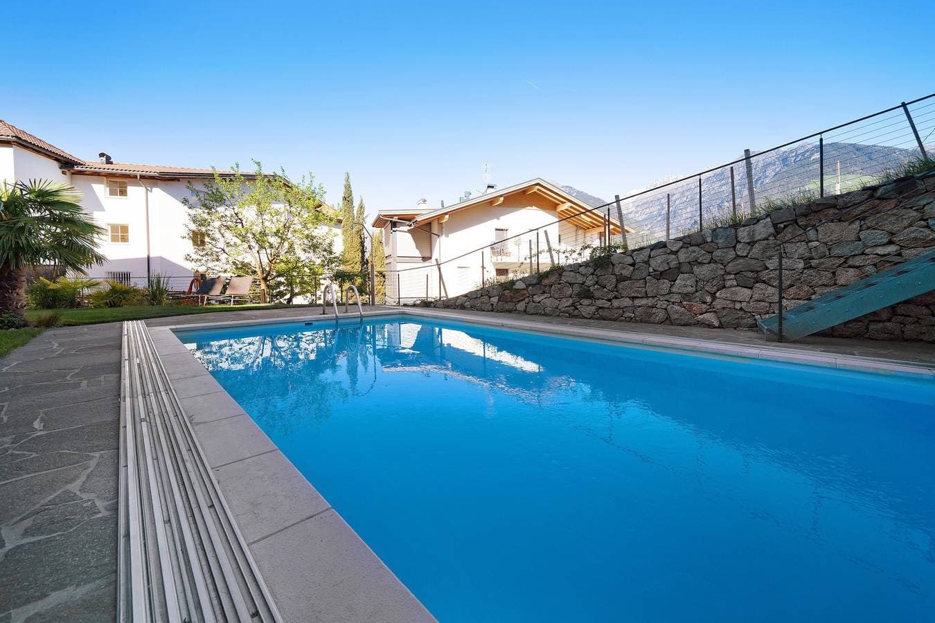 Foto 7 von 17: Ferienwohnung 'Nelkenstein Sommer' mit Bergblick, Gemeinschaftspool und WLAN