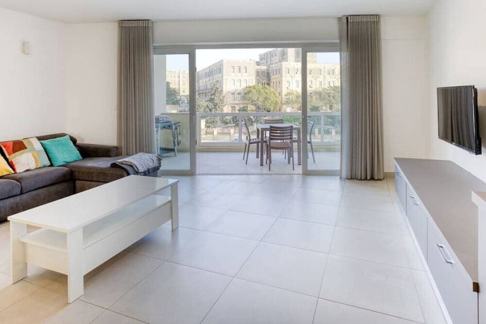 Foto 13 von 30: Lovely designer 3Br Apt w/Private Terrace with BBQ