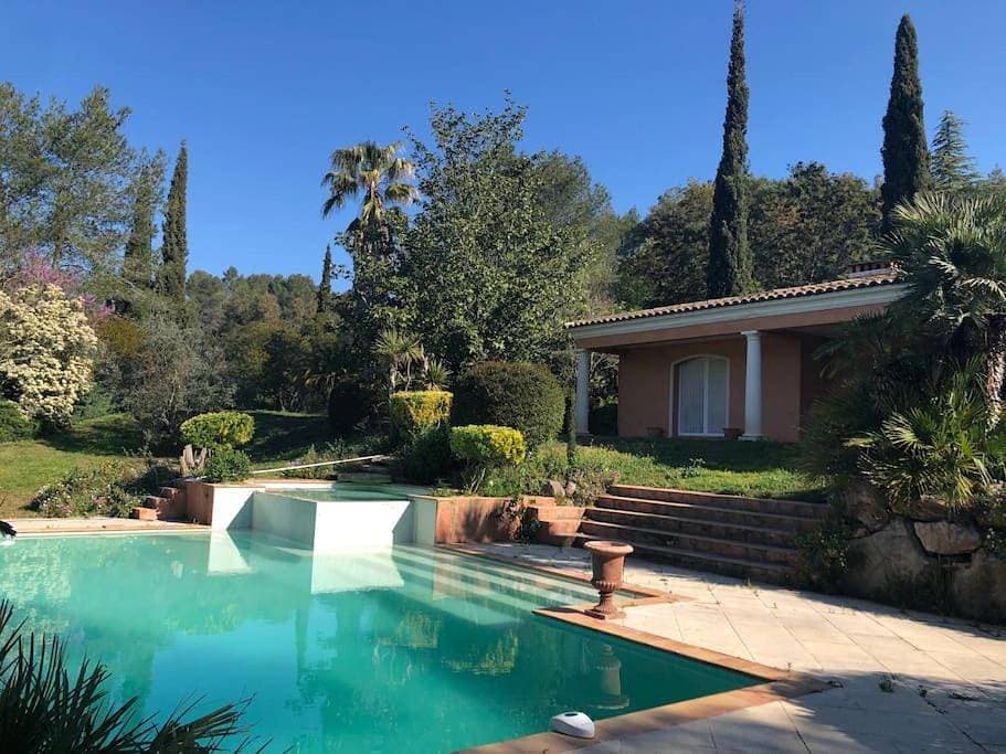 Luxueux Cocon avec parc paysagé avec piscine XXL à débordement, mer et plages 15 minutes 1