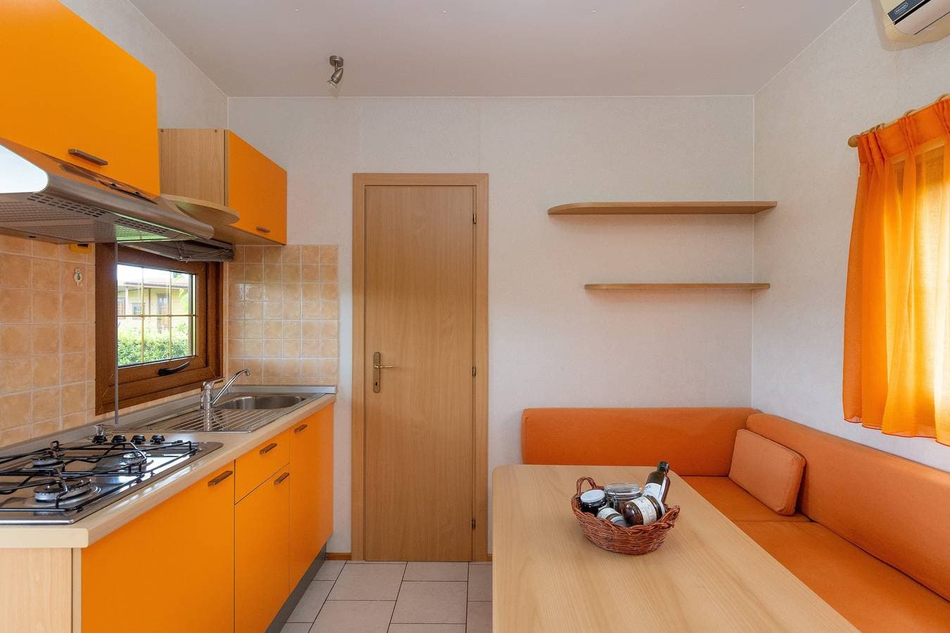 Foto 10 von 29: Bungalow 'Stella 2' mit Gemeinschaftspool, privater Terrasse und Klimaanlage