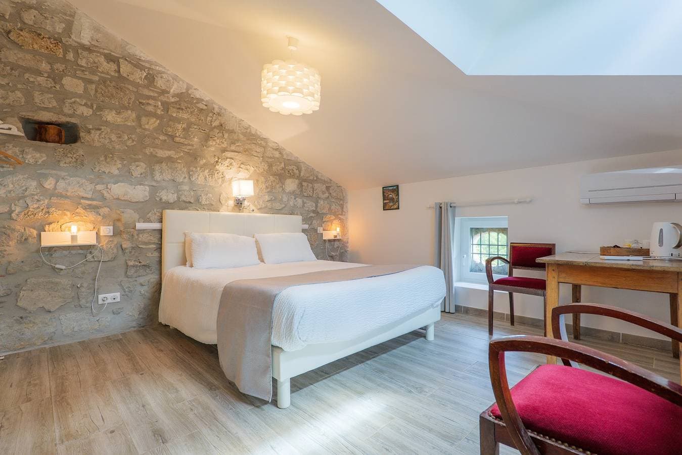Foto 2 von 22: Gästezimmer 'Chambre Catherine' mit Gemeinschaftspool, WLAN und Klimaanlage