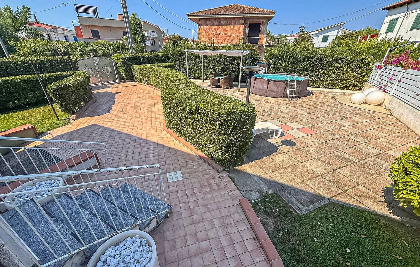 Foto 11 von 33: Appartement am Strand mit Pool, Terrasse und Garten