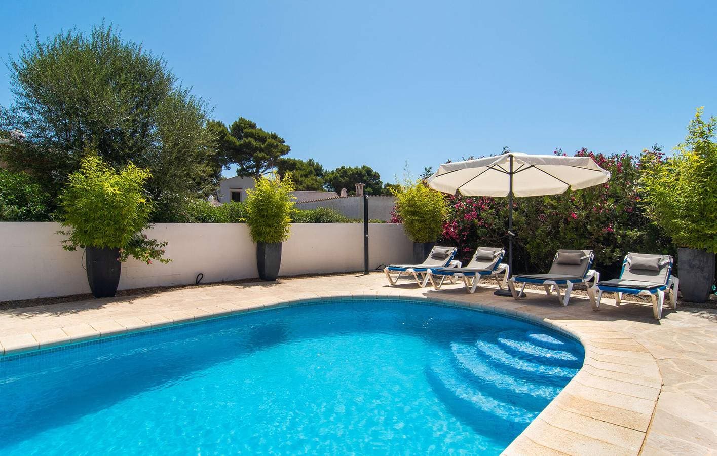 Foto 5 von 37: Meerblick-Apartment mit Pool, Terrasse & AC - Cala Pi 800m