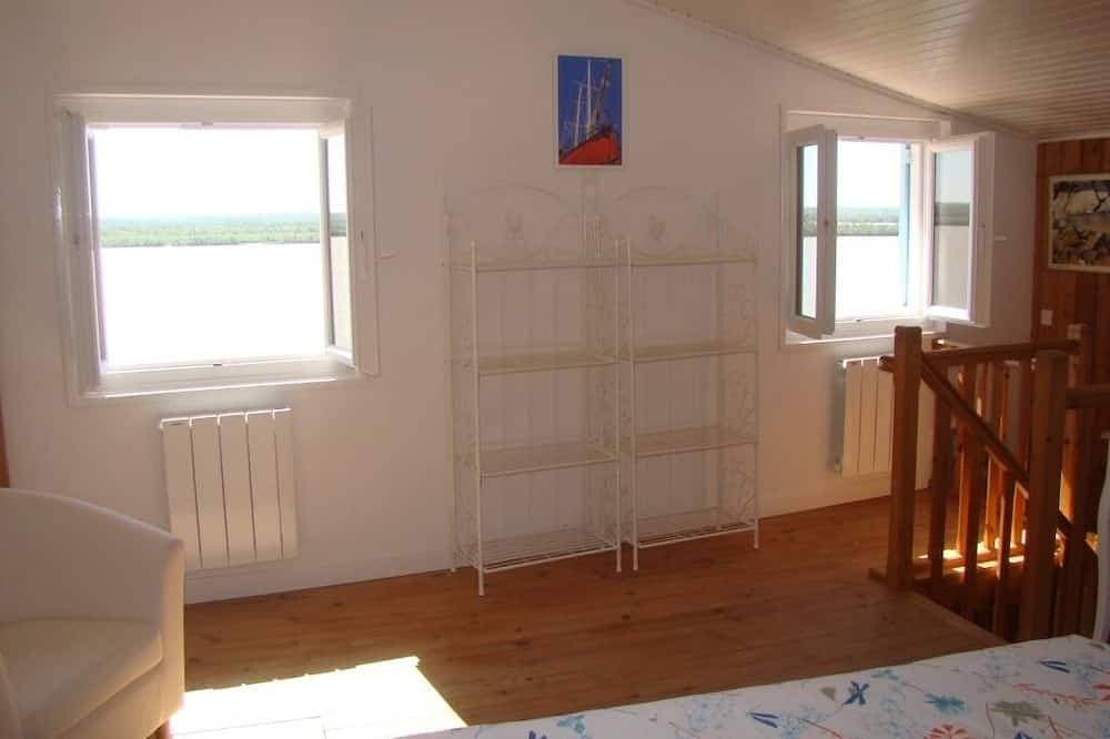Foto 4 von 30: House on cliff facing Gironde estuary