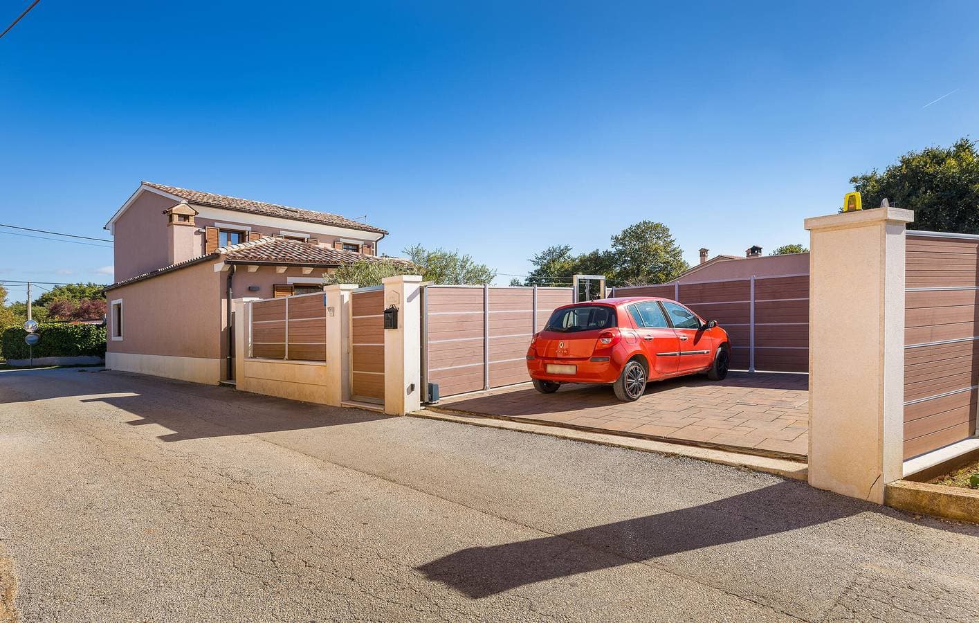 Geräumige 125 m² große Wohnung mit Pool, WLAN und Parkplatz 1