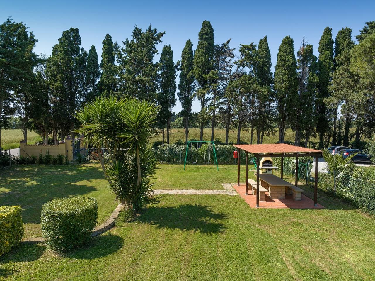 Foto 8 von 29: Podere Nuti – 1 La Regola: Überdachte Terrasse, Pool & Garten, privater Parkplatz