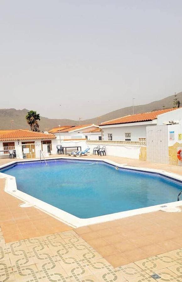 Piscina, terraza y barbacoa en Tenerife Sur 1