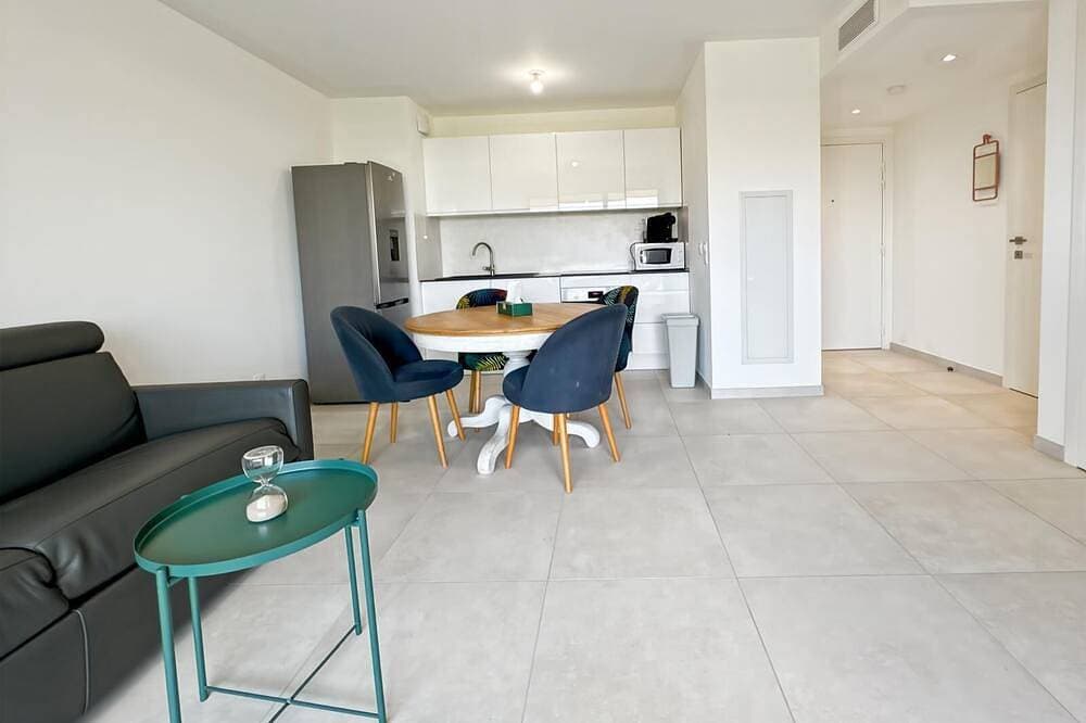Foto 7 von 9: Modern, Brand-New Apartment with AC & Rooftop Pool – Walk to Beach & Port