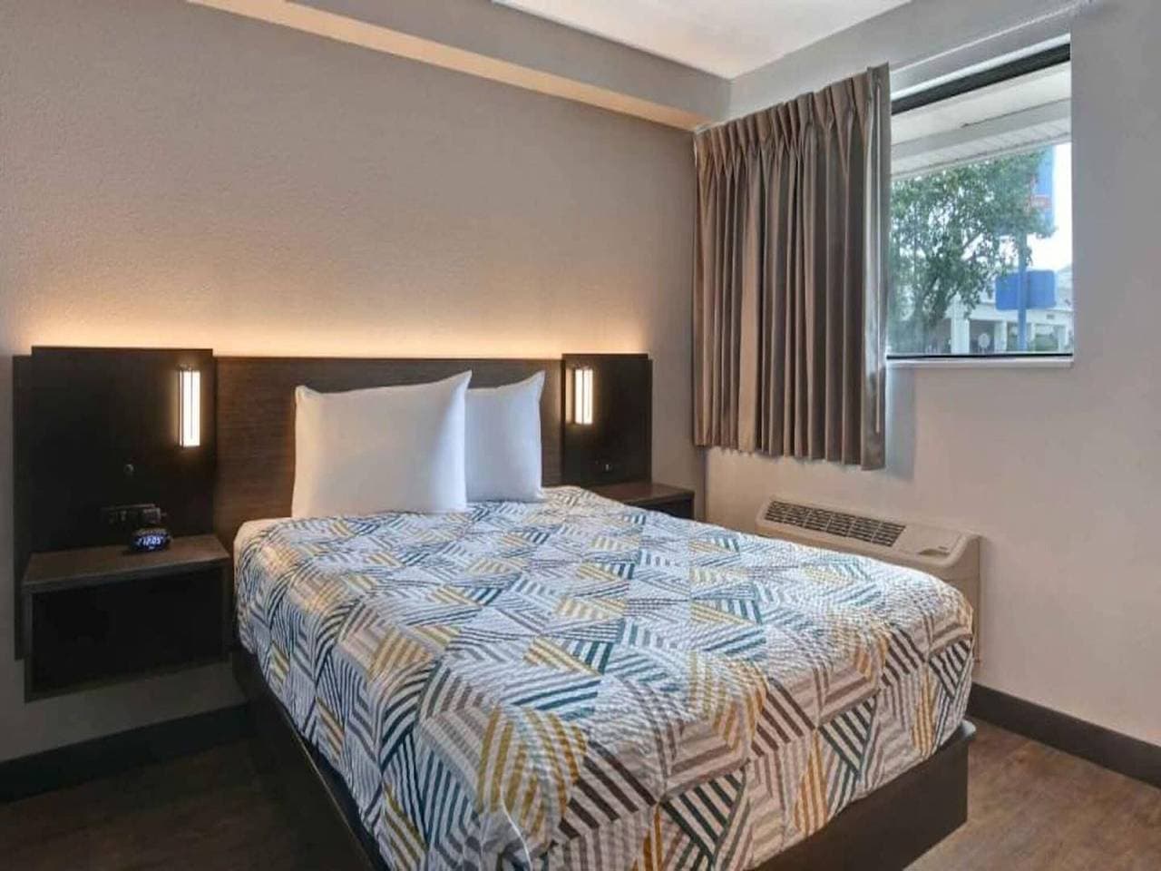 Foto 13 von 35: 1 Queensize-Bett | Barrierefreier Zugang | Badewanne | Rauchen | Küche