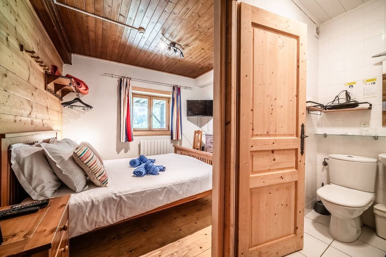 Foto 12 von 28: Zimmer 'Elisthur Chambre N°2' mit Bergblick, Gemeinschaftsterrasse und Wi-Fi