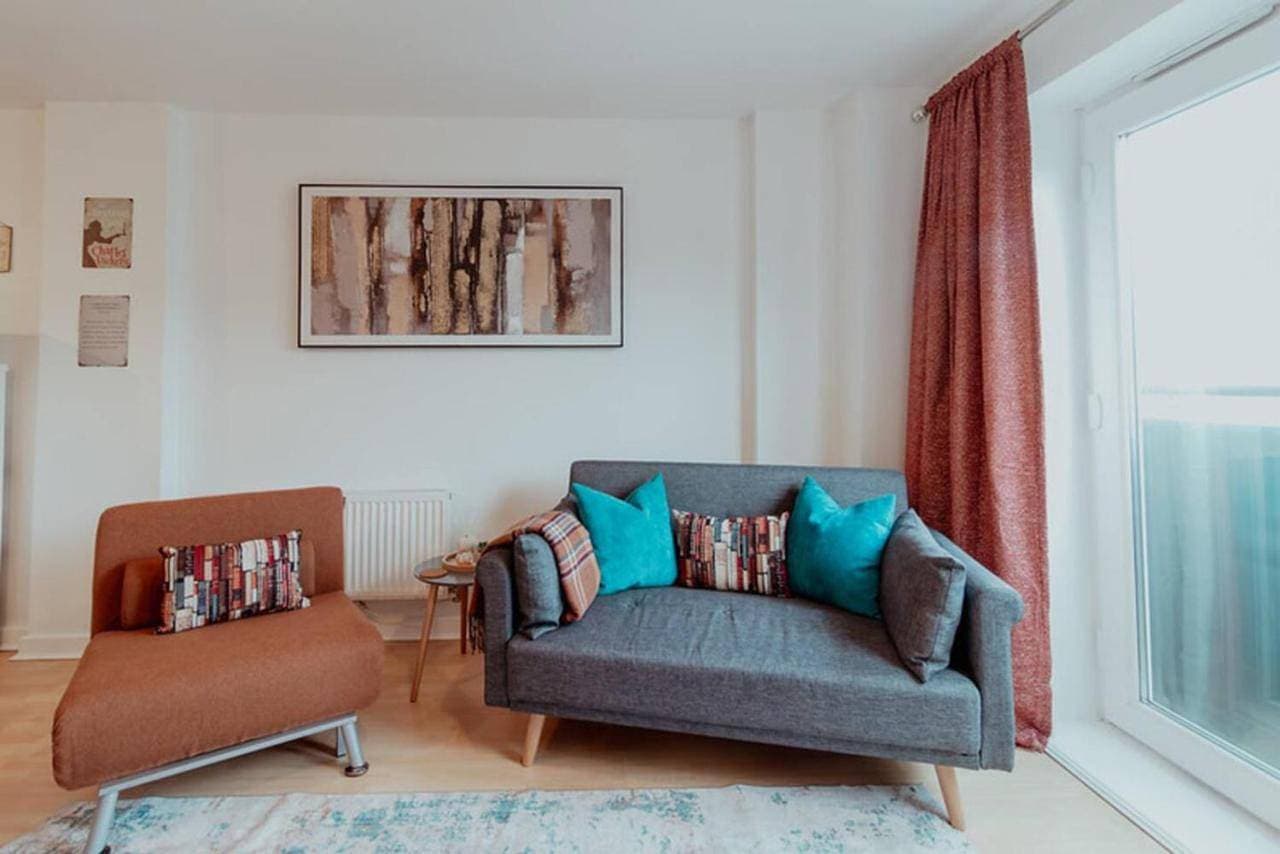 The Diickens Den - 1 Bedroom in Rochester with Secure Parking 1