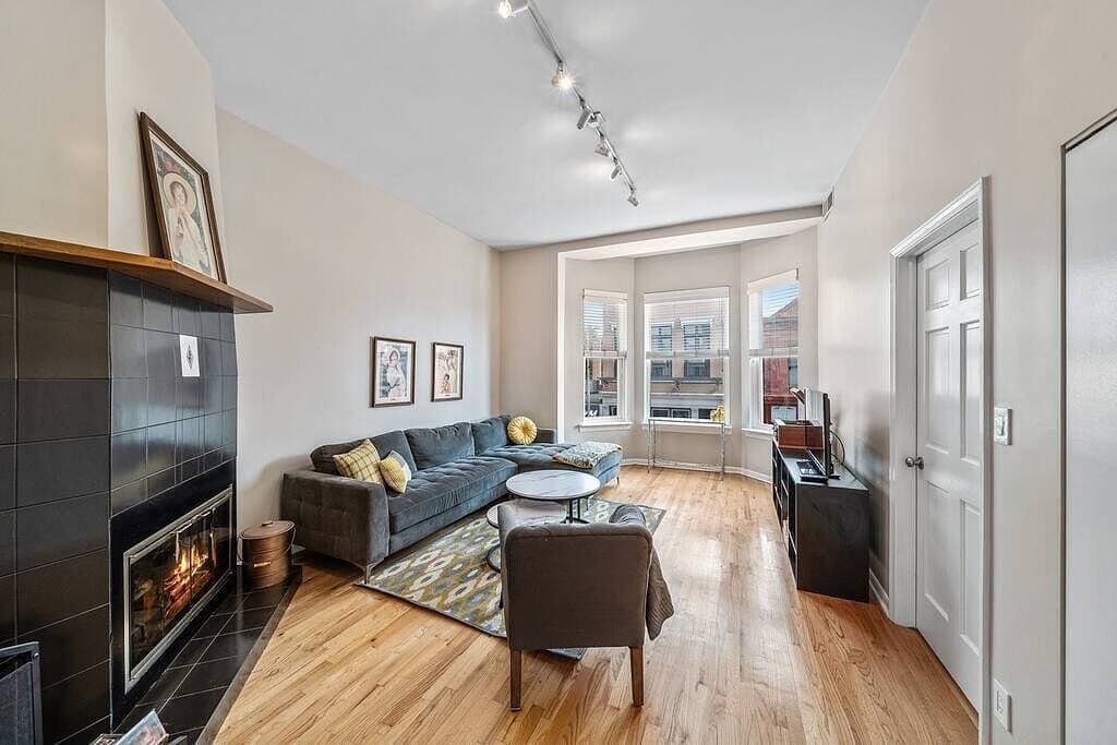 Foto 10 von 25: Classic Lincoln Park  2 bedroom condo- parking included
