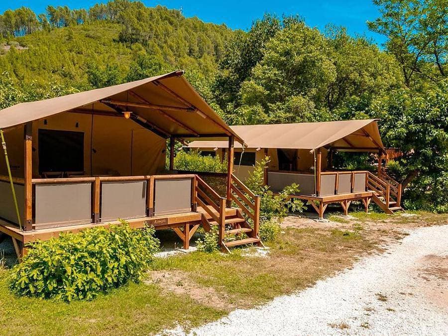 Foto 6 von 28: Flower Camping Les Tomasses - Lodge 5 personen - Lodge Kenya 34 m², 2 Schlafzimmer (4 bis 5 Personen) wifi (1 Gerät) + Terrasse