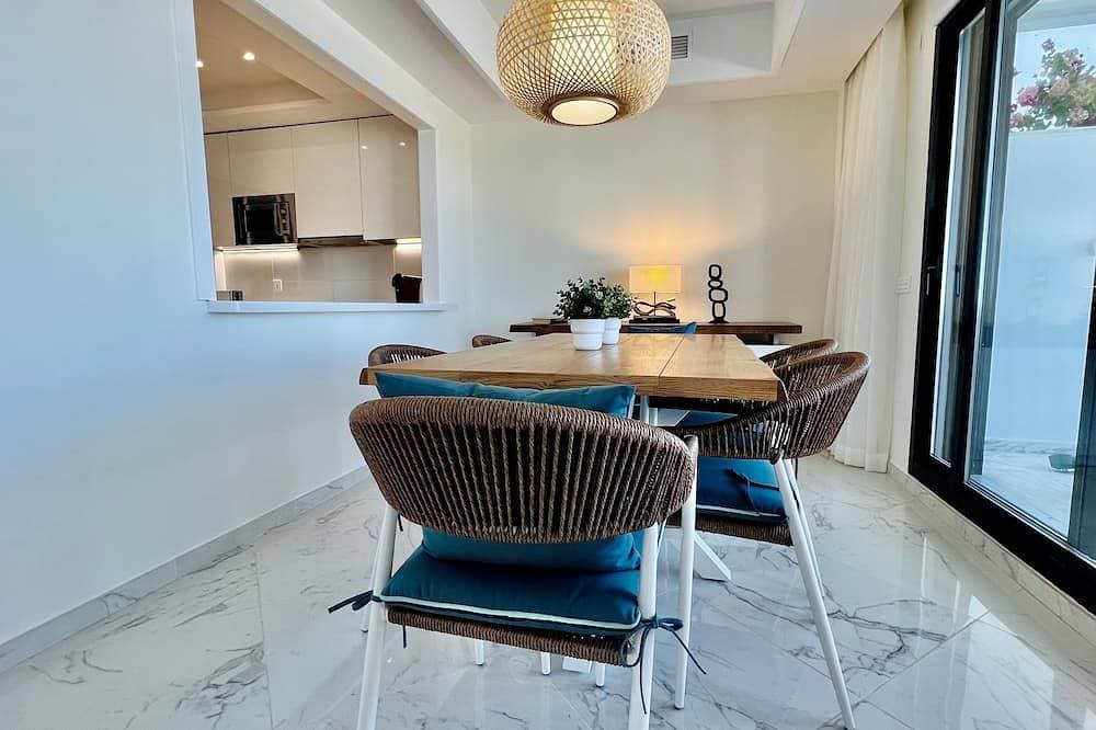 Foto 11 von 30: New Listing, Unique apartment beachfront. Large terrace to the sea