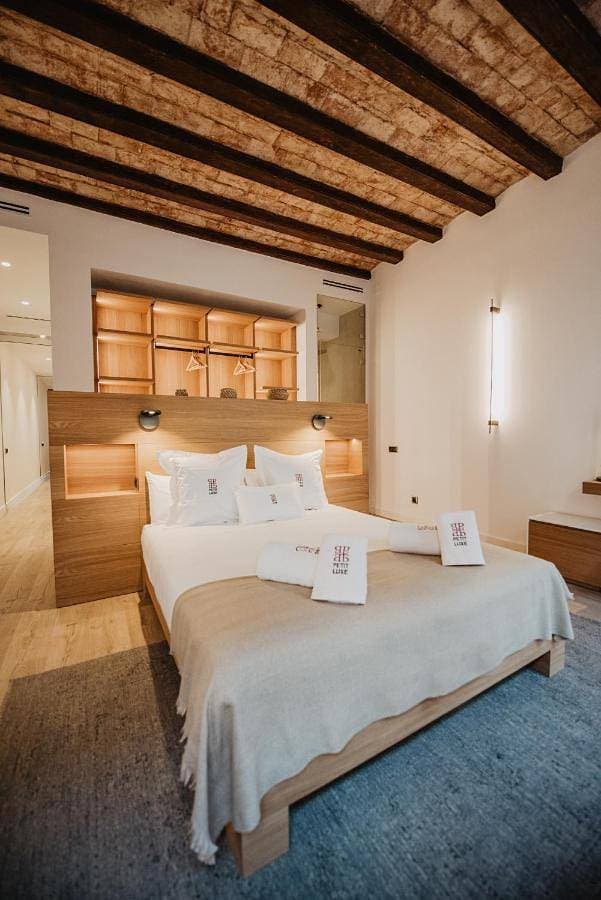 Petit Luxe St. Pere 1