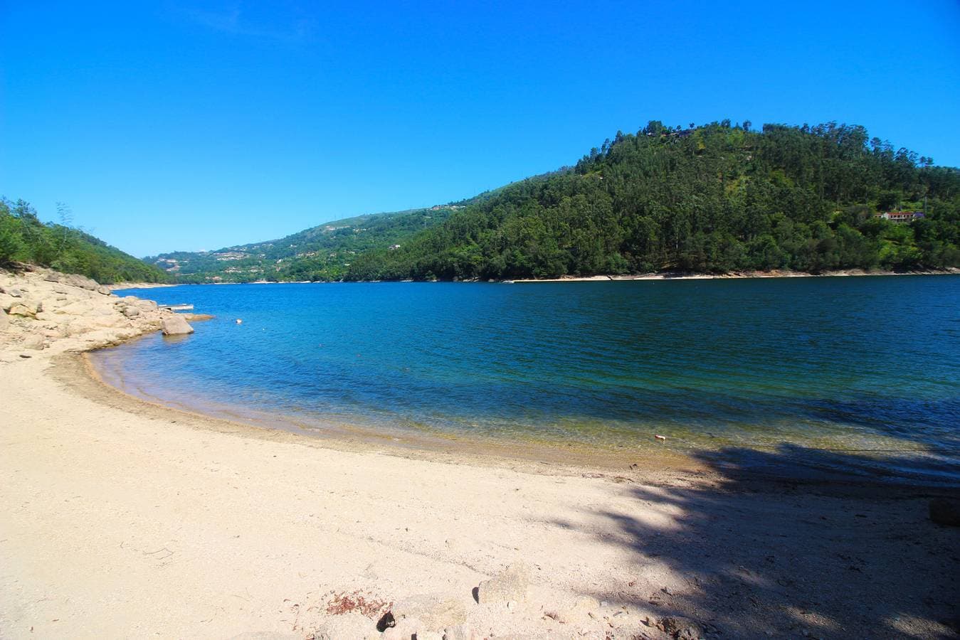 Foto 5 von 23: Apartamento Lobo - Casas Barca do Rio - Gerês