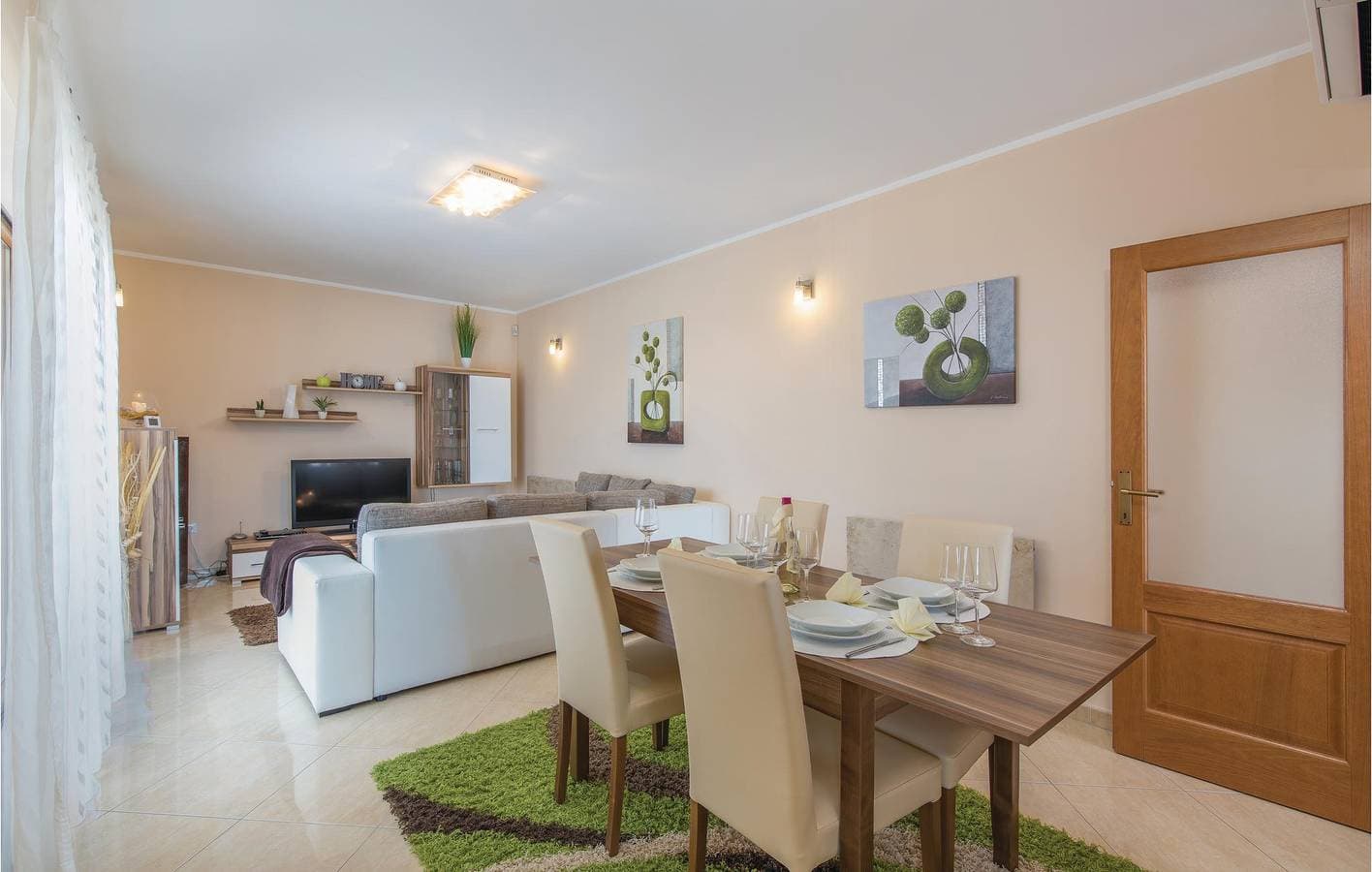 Foto 11 von 48: Gemütliche 1-Zimmer-Wohnung mit Pool und Terrasse in der Nähe der Restaurants und Sehenswürdigkeiten von Labinci