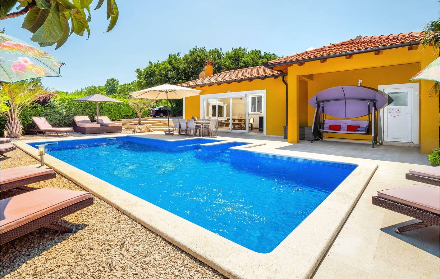 Foto 13 von 36: Gemütlich, 2 km von Raša entfernt: Stilvolles Apartment mit Pool und Terrasse