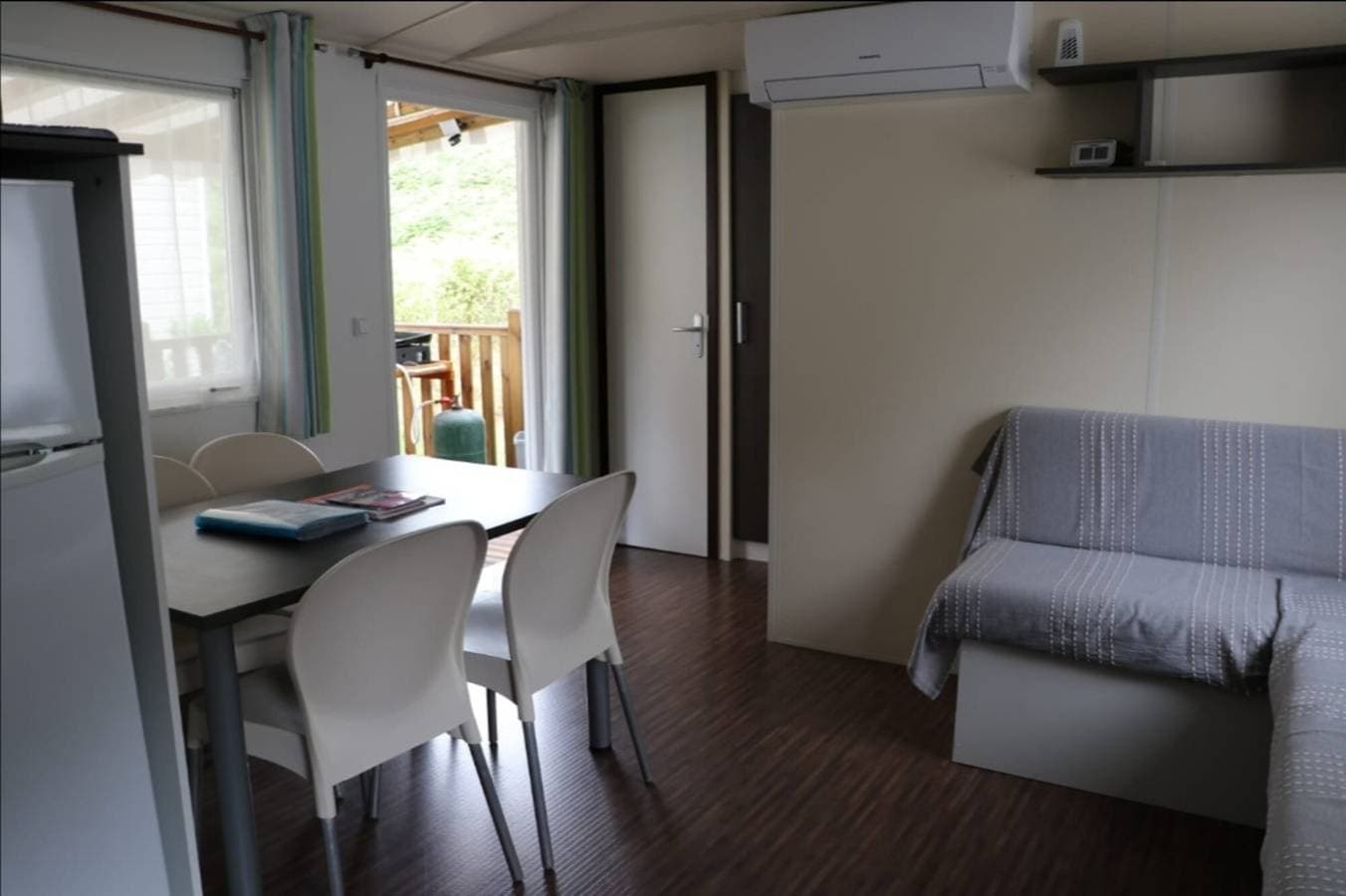 Foto 7 von 35: Mobilheim 'Du Soleil - Contis' mit Gemeinschaftspool, Terrasse und Fun Pass inbegriffen