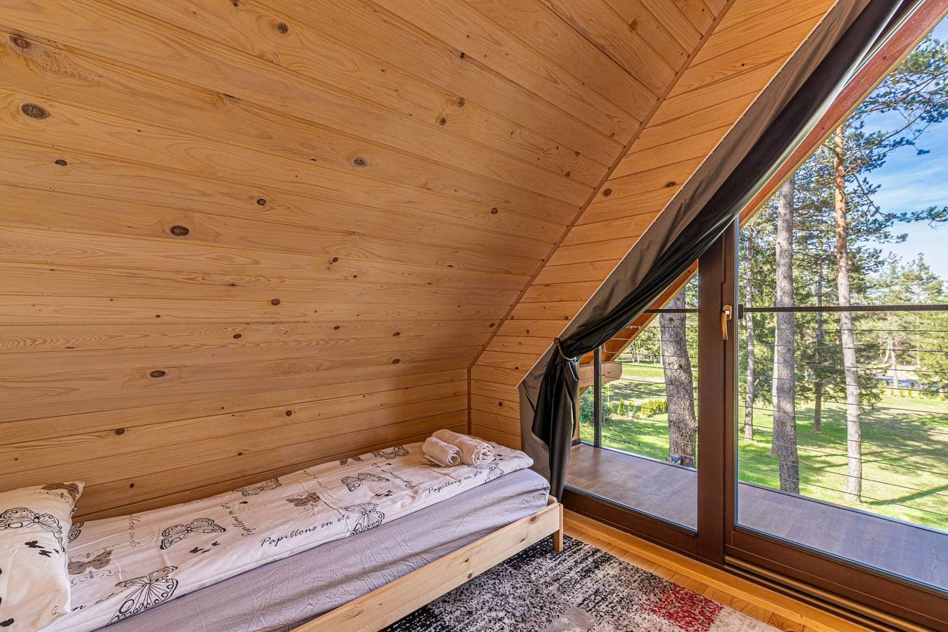 Foto 10 von 23: Forest Princess Chalet near Lake Bloke
