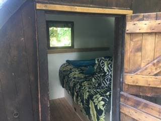 Foto 4 von 33: Blockhütte für 2 Personen mit Balkon