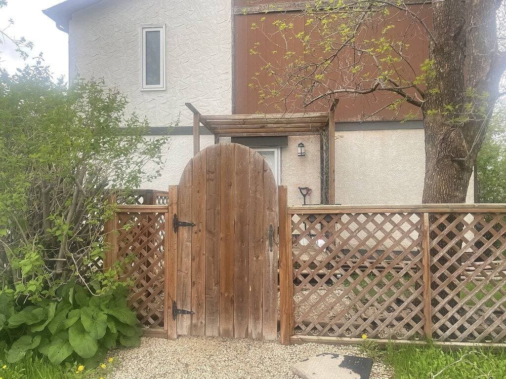 Cozy shared stay on the corner of Houde Drive. 1