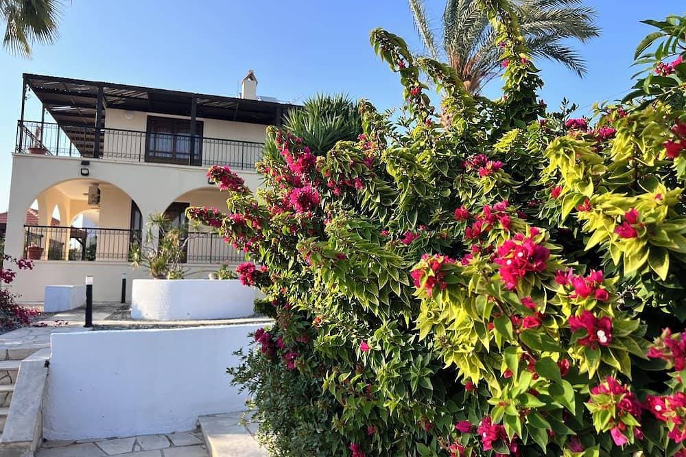 Foto 12 von 25: Charmante Erimi Villa mit privatem Pool und Gartenblick