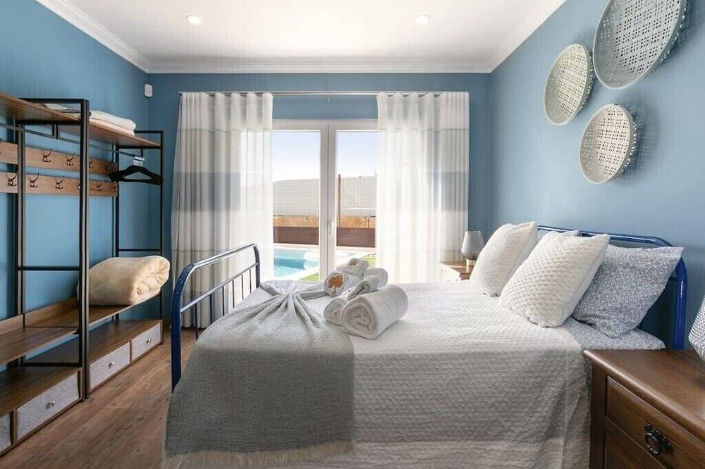 Foto 8 von 22: Luxury 4-bedroom villa with heated pool and private property in tranquil Guisado