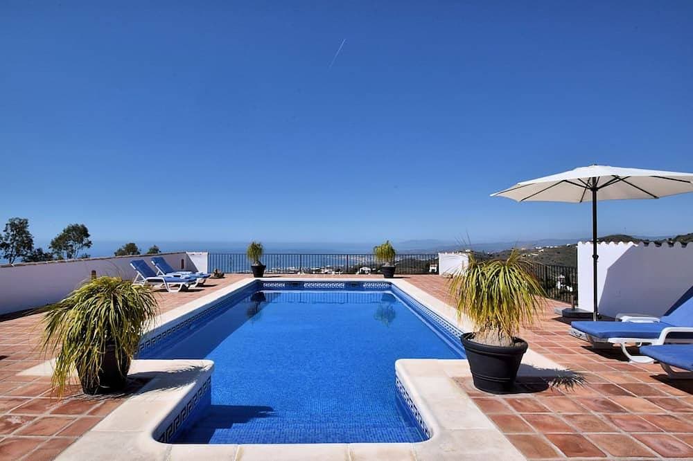 Villa in Sayalonga mit Privatpool 1