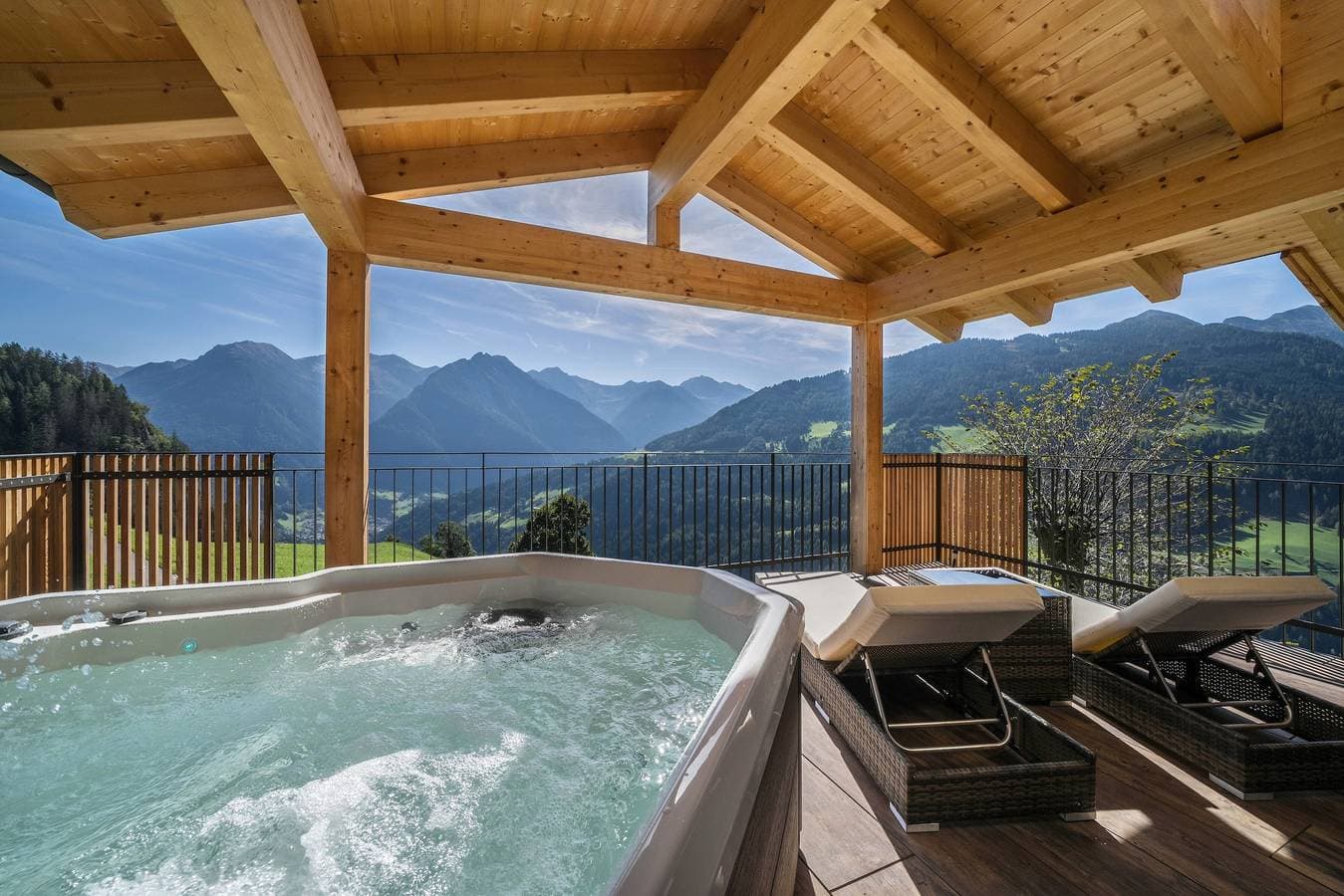 Foto 2 von 19: "Sunnseitn Lodge Apt Moutainsuite" mit beheiztem Whirlpool, Infrarot-Sauna, Panoramaterrasse