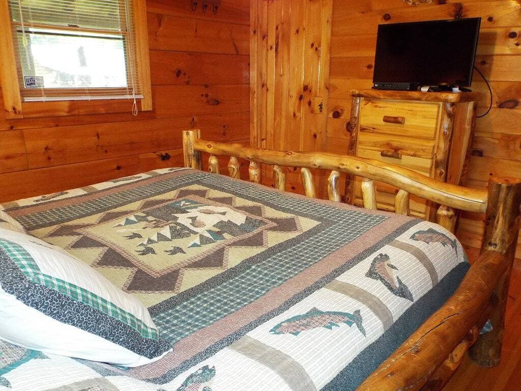 Foto 5 von 33: \"Sweet Life\" * Log Cabin auf Cosby Creek mit Wifi-
