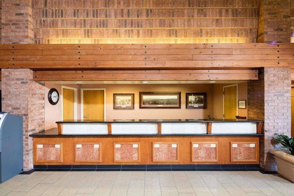 Prime Location! Free Breakfast, Onsite Parking, Near St. George Tabernacle 1
