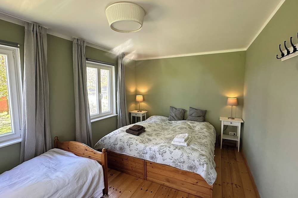 Foto 3 von 12: Idyllische Lage - Ferienhaus für Familien mit Hund 1 Std. vor Berlin am See.