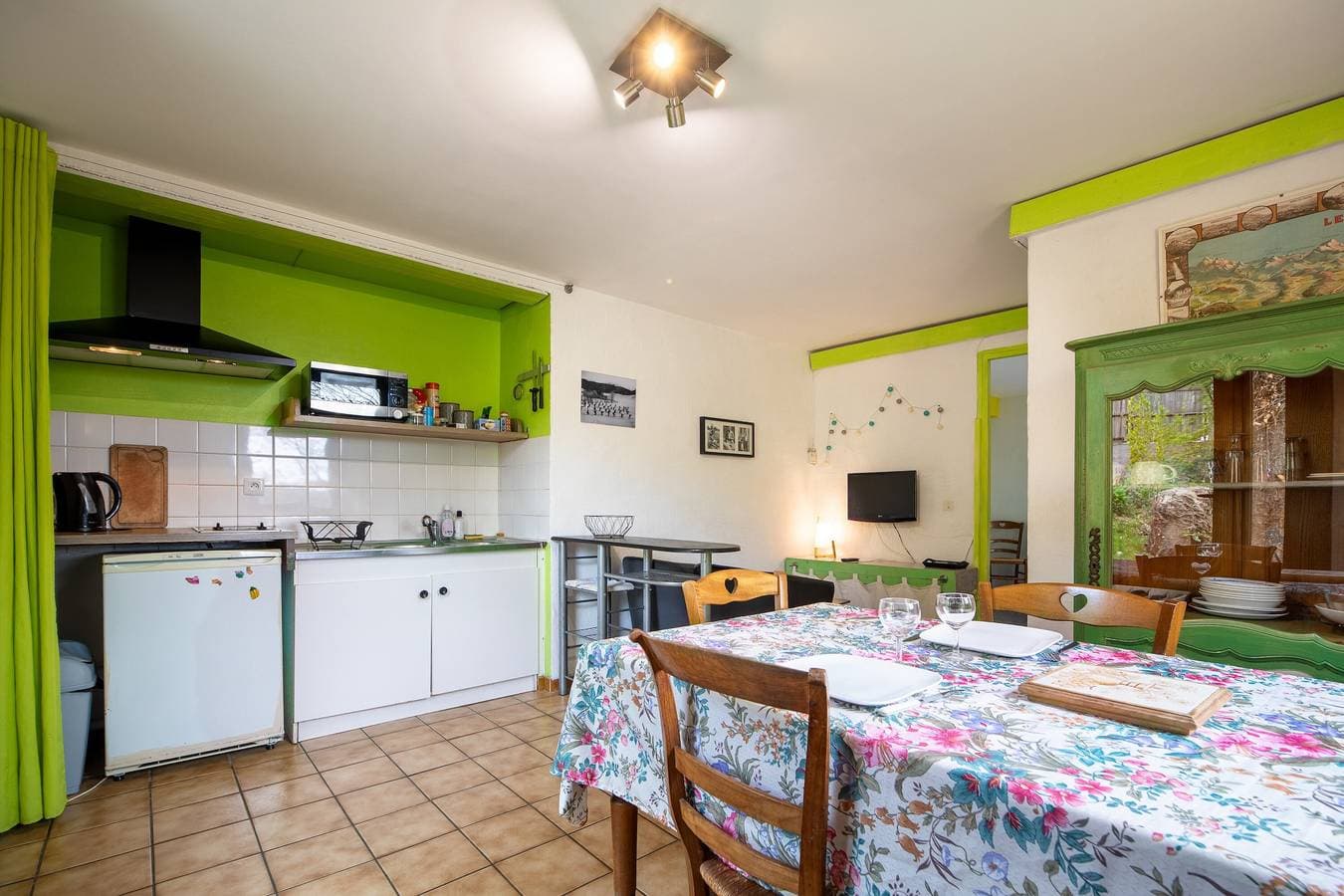 Foto 5 von 22: Ferienwohnung 'Studio avec Jardin à Bagneres' mit Bergblick, privater Terrasse und Wi-Fi
