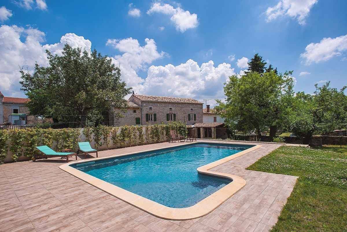 Foto 12 von 39: Villa mit Garten und Pool
