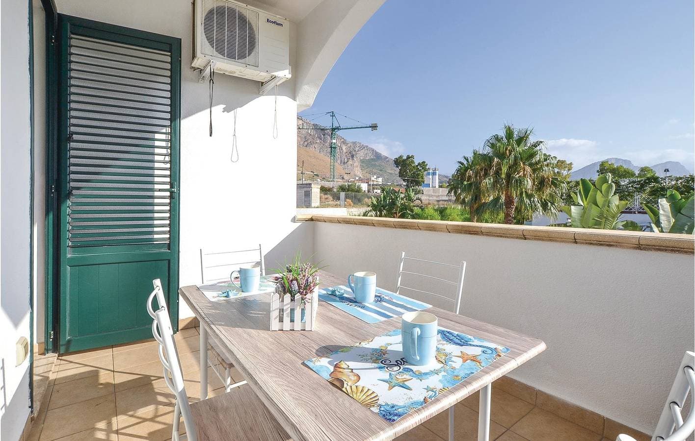 Foto 4 von 16: Appartement am Strand: AC, Parkplatz, Terrasse