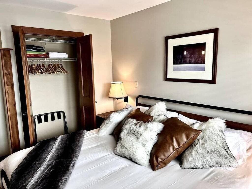 Foto 4 von 20: King Bed Slope Side Retreat in Village Central