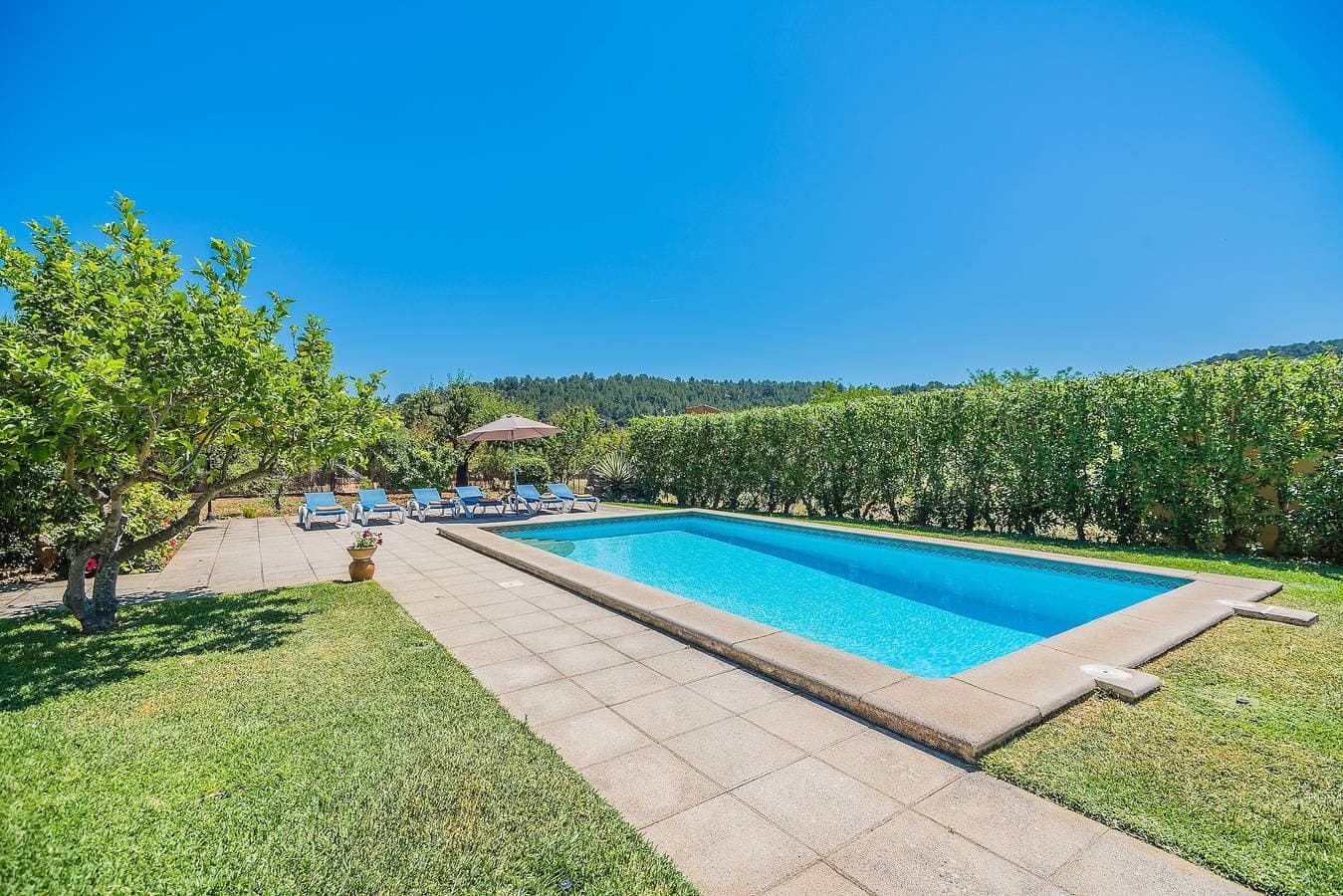 Foto 4 von 27: Villa Cati mit Blick aufs Land, Pool, Garten, Klimaanlage und WLAN