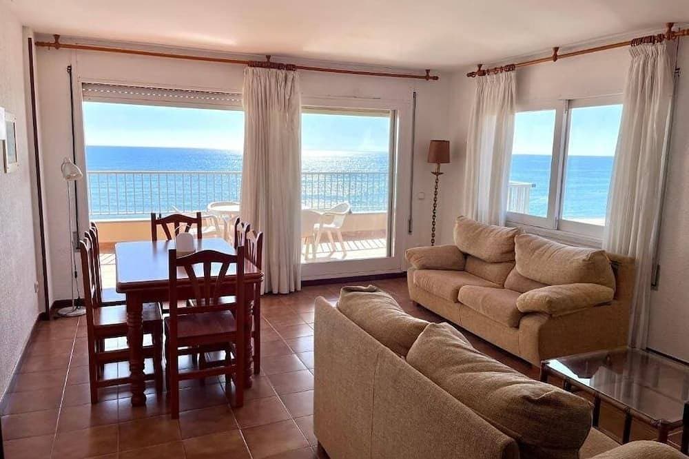 Foto 10 von 30: Geräumiges 3-Zimmer-Apartment direkt am Strand. Rodes-62