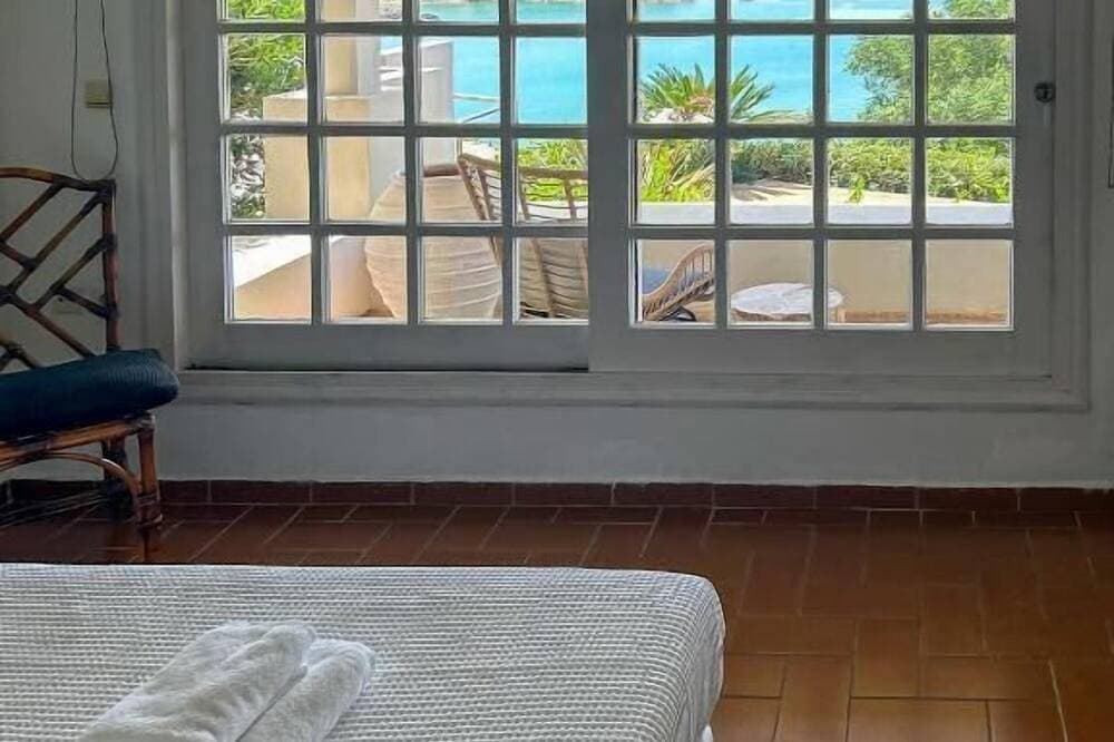Foto 3 von 12: Luxus-Studio mit herrlichem Meerblick und Pool