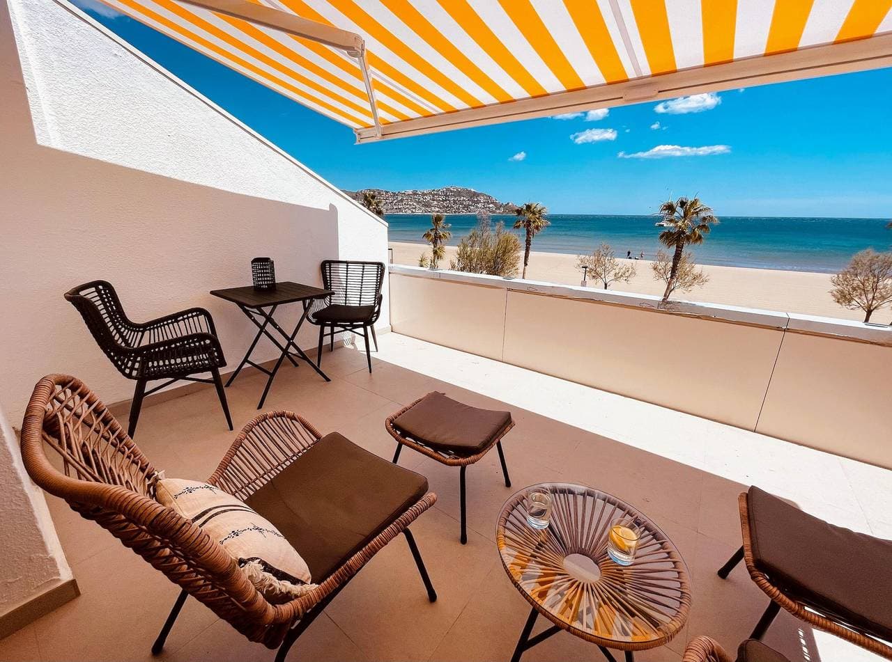 Foto 2 von 50: Charmante Wohnung zur Miete in Roses, Costa Brava! 0 Meter vom Strand entfernt. Genießen Sie den Gemeinschaftspool und den Meerblick.